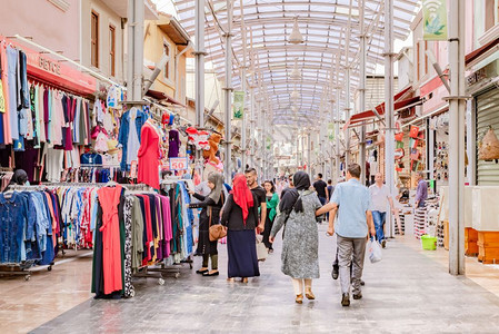 UzunCarsiLongBazaar是一个著名的传统集市位于土耳其旧OsmangaziBursa2018年5月日图片