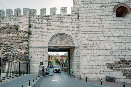 耶尔卡皮地区布尔萨城堡耶尔卡皮历史大门入口土耳其布尔萨2018年5月20日土耳其布尔萨耶尔卡皮大门或巴布泽民大门图片