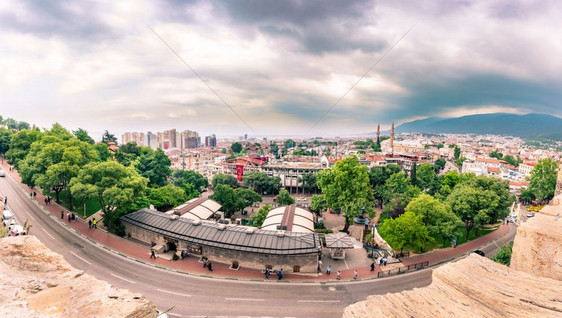 2018年5月日土耳其BursaBursa市中心蓝色云层背景的波萨市中心全景城色土耳其Bursa市中心的柏萨景色是空中城图片