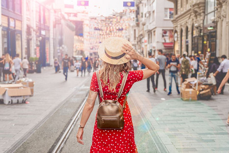 美丽的女站在土耳其伊斯坦布尔Beyoglu区流行的Istiklal街上图片