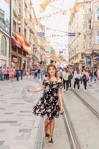 美丽的女在土耳其伊斯坦布尔Beyoglu区一个受欢迎的地方Istiklal街散步图片