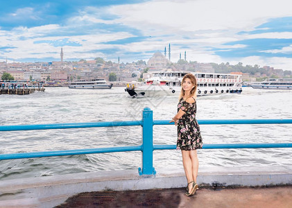 身着黑色礼服的美女站在加拉塔桥下背景是伊斯坦布尔的风景黑衣美女站在加拉塔桥下图片