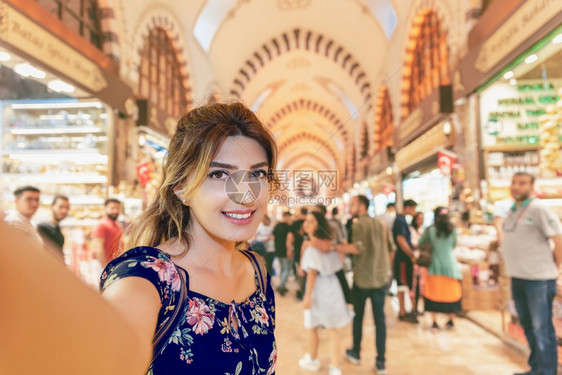 穿着裙子的漂亮女人在埃及的伊斯坦布尔米诺努Istanbul土耳其的Bazaar拍了自图片