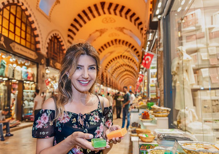 美丽的女看起来像传统肥皂由天然草药制成在埃及的Bazaar在土耳其伊斯坦布尔的Eminonu出售图片