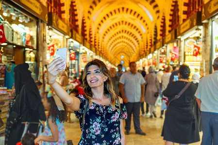 美丽的女在埃及EminonuEminonu土耳其伊斯坦布尔Estanbul采取自拍埃及的Bazaar看起来像传统肥皂图片