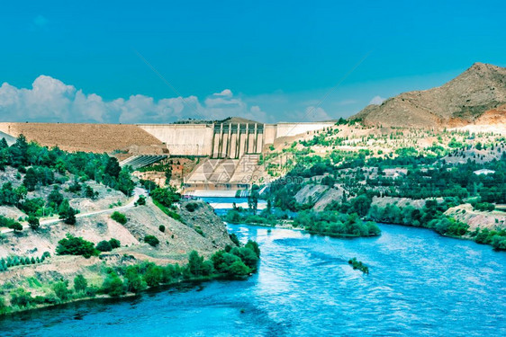 Ozluce大坝是土耳其宾果尔省Yayladere以南Peri河上填满岩石的堤坝图片