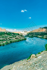 Ozluce大坝是土耳其宾果尔省Yayladere以南Peri河上填满岩石的堤坝图片