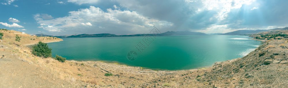 Hazar湖是土耳其Elazig东南2公里处Taurus山的一个裂缝湖背景图片