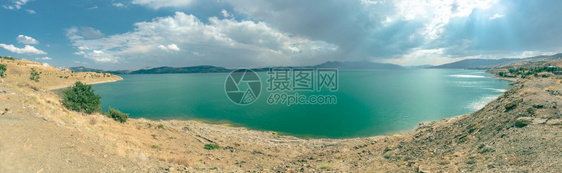 Hazar湖是土耳其Elazig东南2公里处Taurus山的一个裂缝湖图片