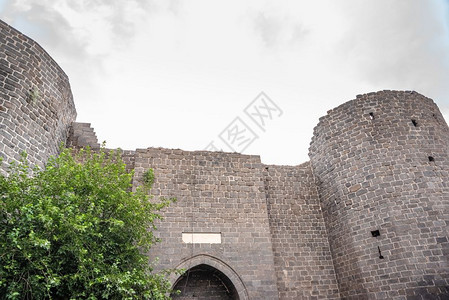 土耳其Diyarbakir中部的Sur地区历史墙和大门的外观该墙和大门被称为MardinGate位于土耳其Diyarbakir中图片