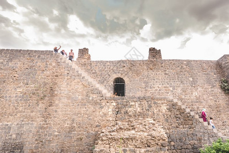 2018年7月15日不明身份的人爬上土耳其迪亚巴克尔苏尔地区的历史墙土耳其迪亚巴克尔苏尔地区历史景观图片