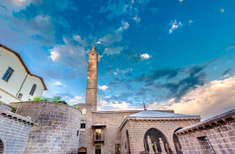 天空湛蓝土耳其迪亚巴克尔苏莱曼清真寺HazretiSuleymanMosqueinSurregion2018年7月15日哈兹雷提图片