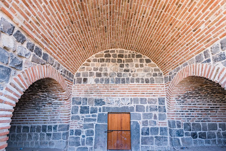 土耳其Diyarbakir中心地区Sur被称为MardinGate的内设历史大门土耳其Diyarbakir地区的历史墙图片