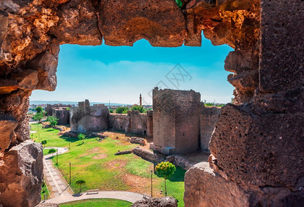 土耳其Diyarbakir中部Sur地区历史的Diyarbakir城墙的景象图片