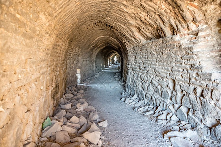 土耳其Diyarbakir中部的Sur地区历史的Diyarbakir城墙的古隧道图片