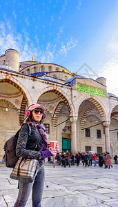 在土耳其伊斯坦布尔的Sultanahmet清真寺或蓝的院子里行走美丽的女旅行者站在土耳其伊斯坦布尔一个受欢迎的目地Bosphor图片