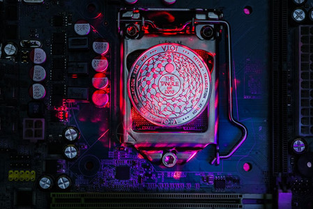 计算机母板处理器上涂有激光的硬币Bitcoin采矿场工作计算机设备概念图片
