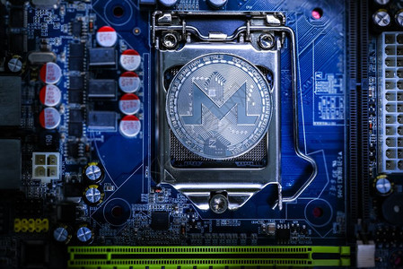 计算机母板加工商对Monero加密货币物理硬的顶端视图Bitcoin采矿场工作计算机设备概念图片