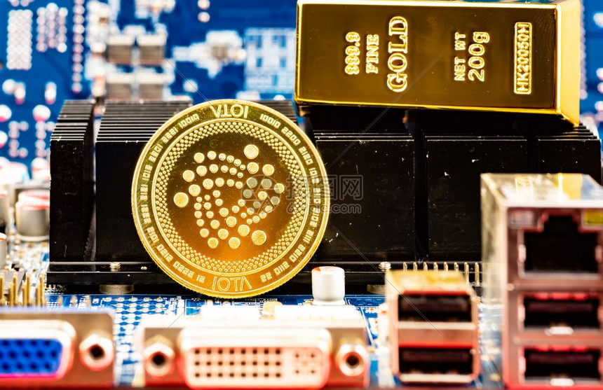 Iota加密货币和金砖前视线或电脑录像卡的挡板Bitcoin采矿场工作计算机设备概念图片