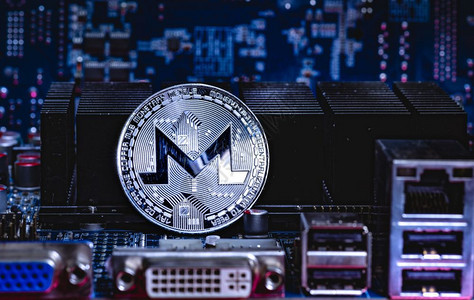 Monero加密货币对电脑录像卡的先见Bitcoin采矿农场概念图片
