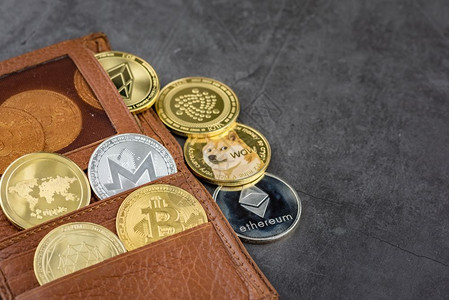 棕色皮钱包中不同种类金属比特币的视图隐密货币概念图像图片