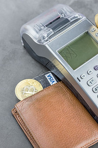 带钱包信用卡和POS终端的金属比特币视图对加密货币的图像概念这里接受比特币付款和加密货的概念图片