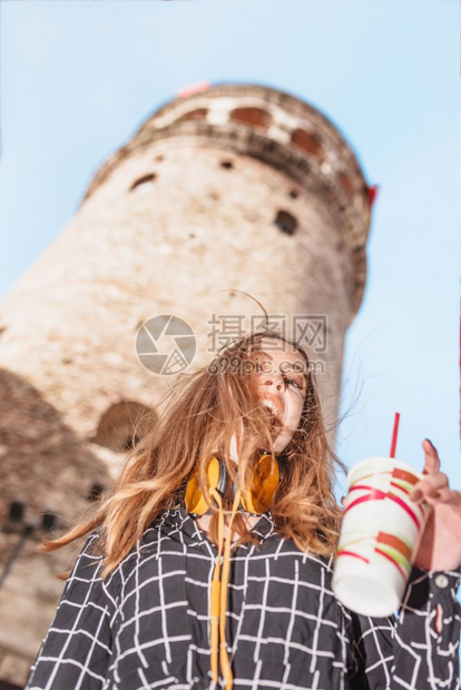 土耳其伊斯坦布尔贝奥格鲁美丽迷人快乐的年轻时尚女孩的肖像俯瞰加拉塔身着红色连衣裙的美女坐在伊斯坦布尔的渡船上图片