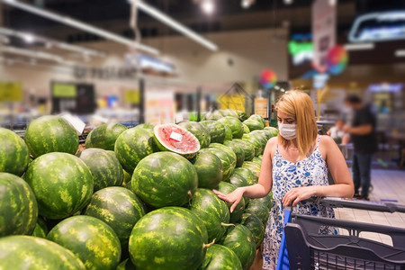 在20年科罗纳新冠流行病期间购物年轻女孩在商店或超市购买水果图片