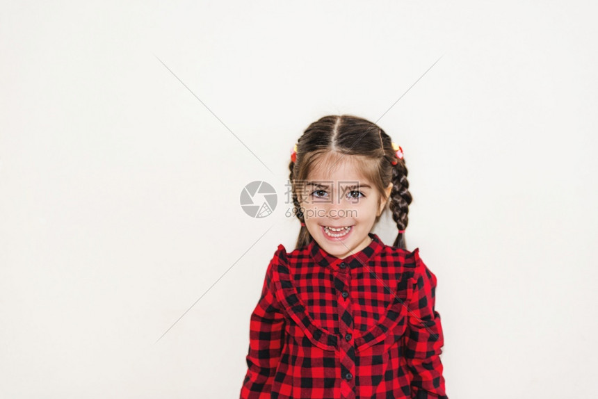 穿着红衬衫的可爱小快乐女孩的肖像选择焦点和很小田野深度穿着校服的可爱小快乐女孩的肖像图片
