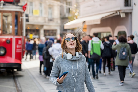 在土耳其伊斯坦布尔流行的Istiklal街上散步和享受图片