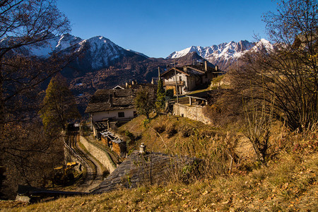 意大利阿尔卑斯山的秋天风景图片