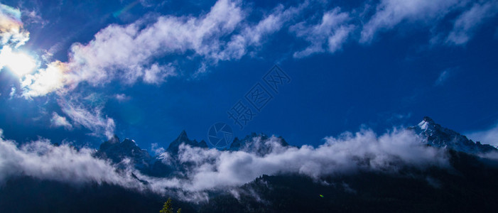 法国阿尔卑斯山带雾的查莫尼丝针图片
