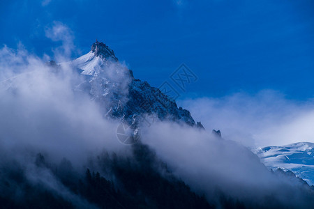 法国阿尔卑斯山带雾的查莫尼丝针背景图片