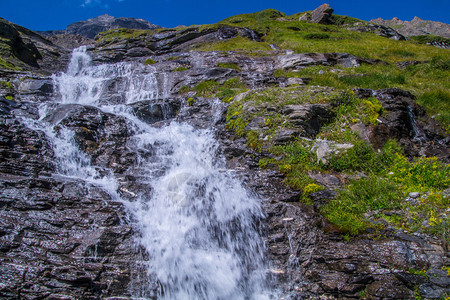 瑞士阿尔卑斯山的瀑布背景图片