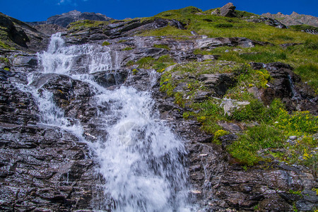 瑞士阿尔卑斯山的瀑布图片