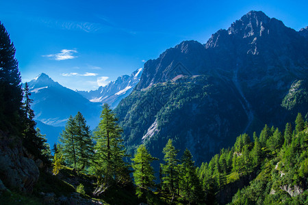 法国阿尔卑斯山地貌背景图片
