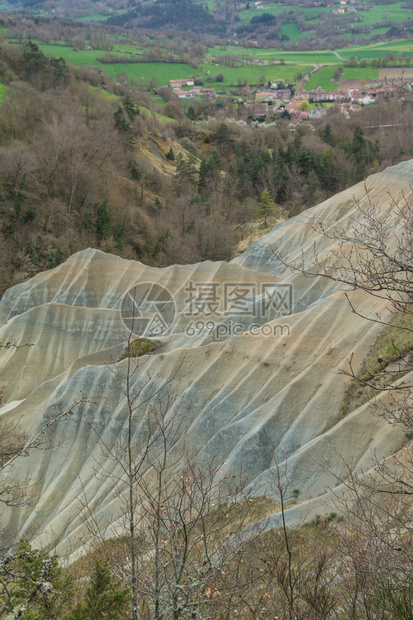 峡谷河流森林土地图片