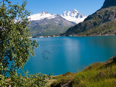 瓦拉斯河瑞士背景图片