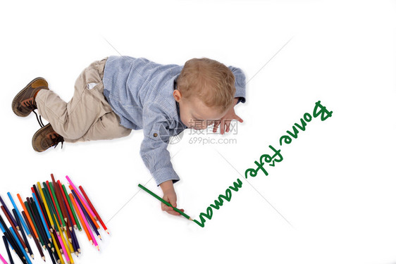 穿着蓝衬衫的婴儿画着蜡笔的毛图片