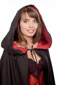 红色筷子穿着黑色披风的漂亮女孩穿着黑色斗篷给白背景的万圣节女神背景