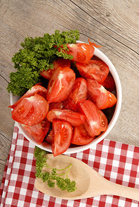 用红餐巾纸把西柿切成一个碗里的硬盘图片