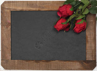 一个浪漫的概念一个带有玫瑰的小黑板图片