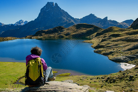 一名妇女徒步旅行者坐在奥索米迪山附近的比利牛斯山脉上图片