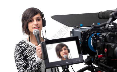 一位年轻漂亮的女记者在电视演播室报道孤立的白人背景图片