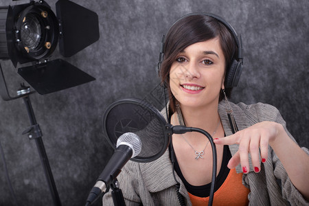 一名年轻妇女在电台工作背景图片