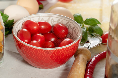 樱桃番茄在一个小红碗里图片