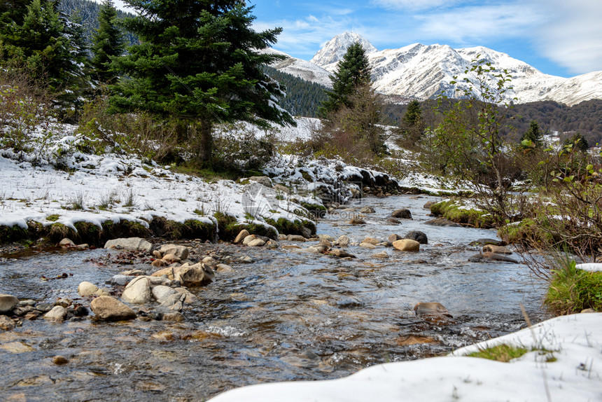 比利牛斯山脉的一条小河其背景是皮克米迪德比戈尔图片