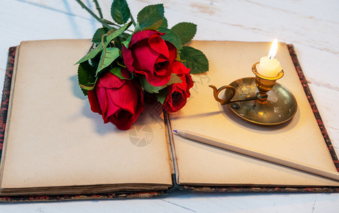 旧笔记本玫瑰和小蜡烛一个浪漫的概念图片