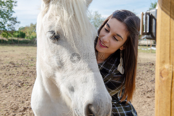 一个骑白马的年轻手图片