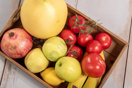 a各种季节水果和蔬菜的托盘图片